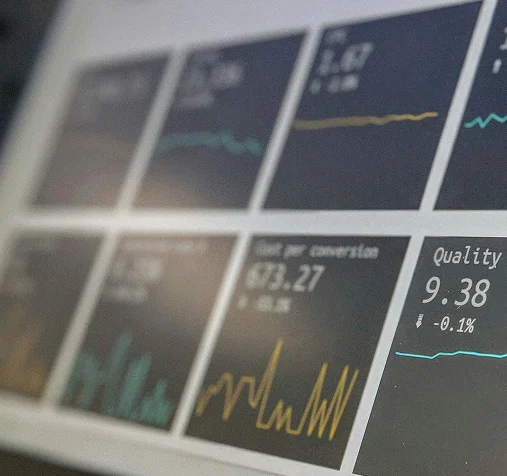Primer plano de la pantalla de un ordenador con gráficos de datos